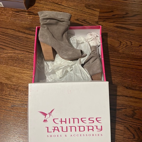 Chinese laundry 6.5 open toe slouchy ankle boot. Gray suede stack heel - Picture 1 of 3